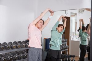 ストレッチしてる女性