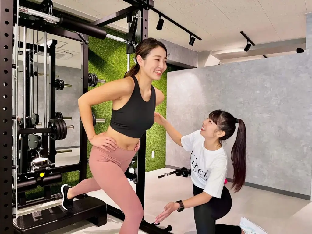 パーソナルトレーニングを受けている人