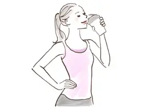 プロテインを飲む女性
