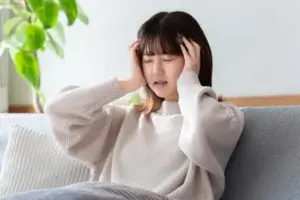 頭を抱え込む女性