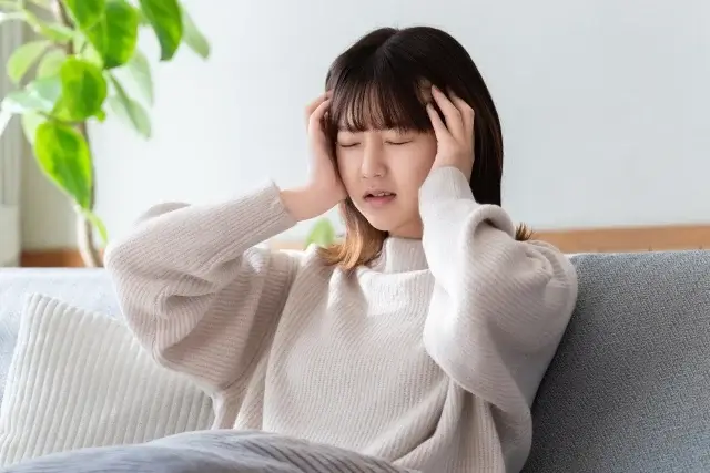 頭を抱え込む女性