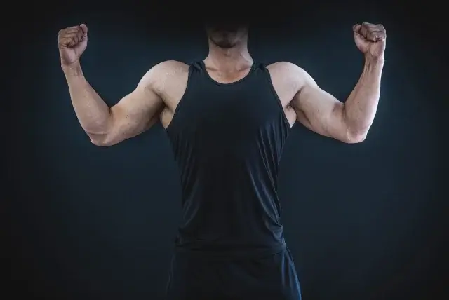 マッスルポーズをする男性