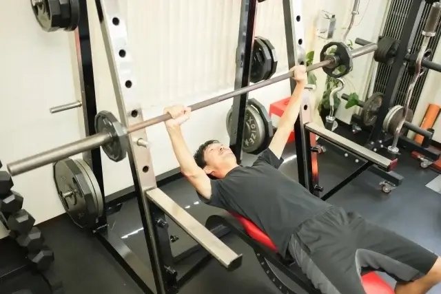 ベンチプレスをしている男性
