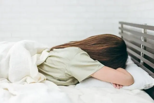 起床後眠そうな女性
