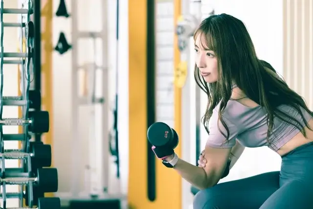 腕トレしている女性