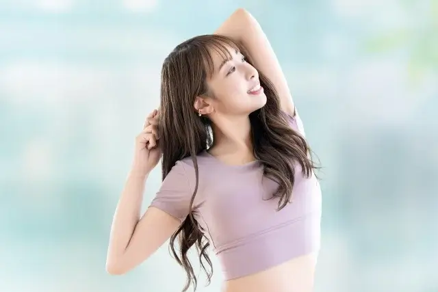 ヨガのポーズをする女性