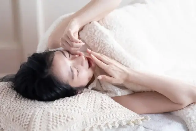睡眠が足りてない女性